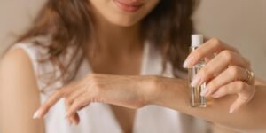 Read more about the article The Ultimate Guide on Where to Apply Perfume Oil for Lasting Fragrance